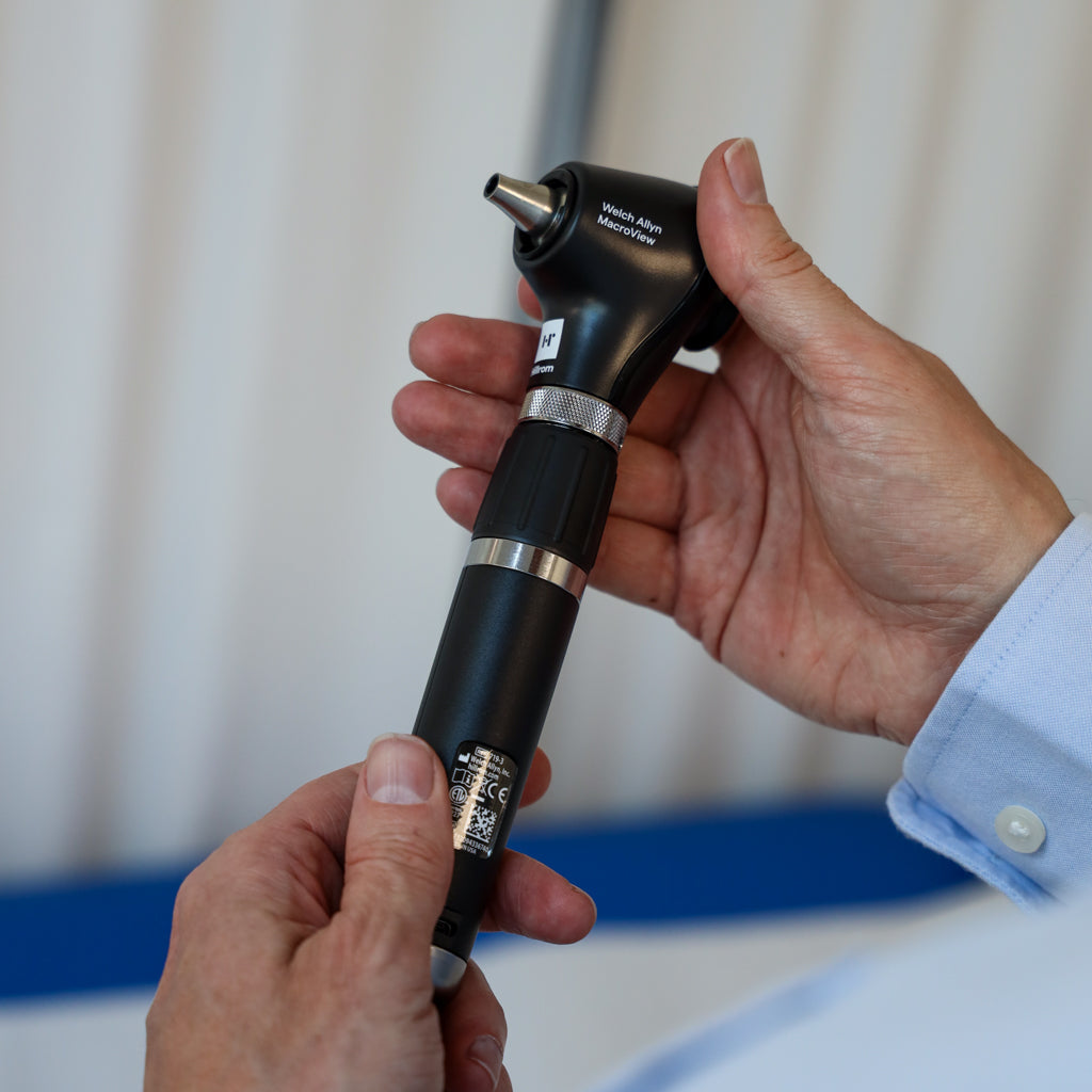 Welch Allyn MacroView LED Otoscope, Premium Lithium Ion, USB Rechargeable Handle and Hard Case - 